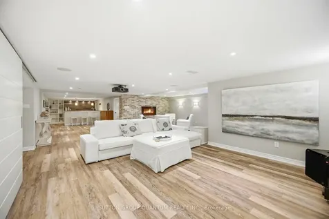 133 Mineola Road E Mississauga ON L5G 2E7