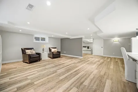 133 Mineola Road E Mississauga ON L5G 2E7