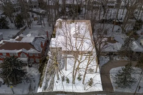 133 Mineola Road E Mississauga ON L5G 2E7