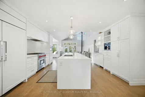 133 Mineola Road E Mississauga ON L5G 2E7
