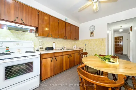 8 Sonnet Court Toronto ON M6L 1J7