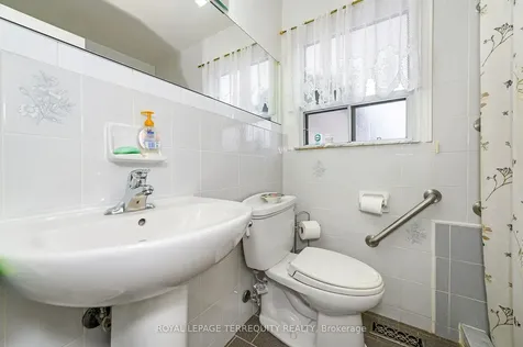 8 Sonnet Court Toronto ON M6L 1J7