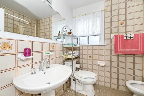 8 Sonnet Court Toronto ON M6L 1J7
