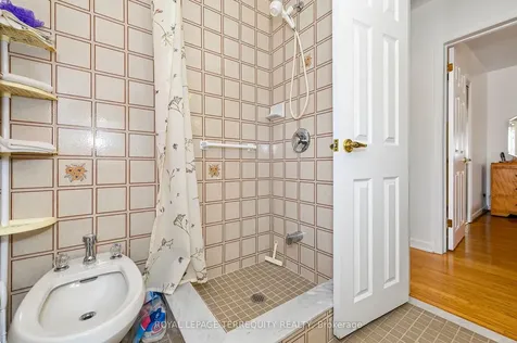 8 Sonnet Court Toronto ON M6L 1J7