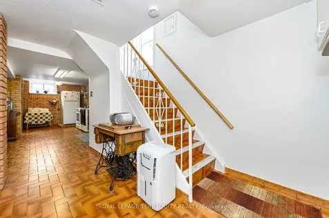 8 Sonnet Court Toronto ON M6L 1J7