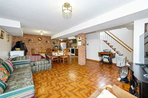 8 Sonnet Court Toronto ON M6L 1J7