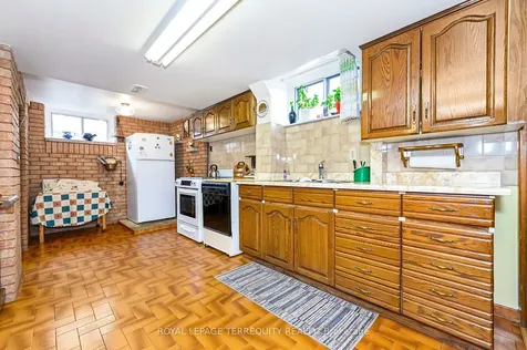 8 Sonnet Court Toronto ON M6L 1J7