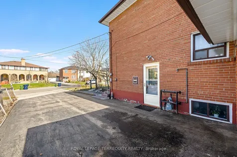 8 Sonnet Court Toronto ON M6L 1J7