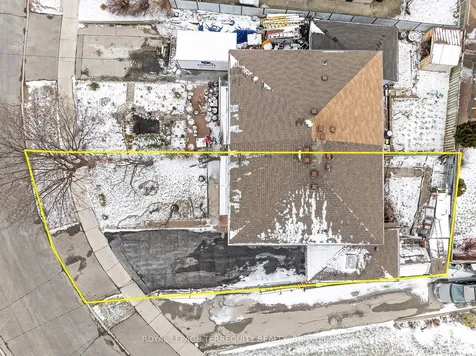 8 Sonnet Court Toronto ON M6L 1J7