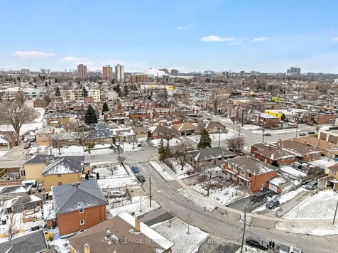 8 Sonnet Court Toronto ON M6L 1J7