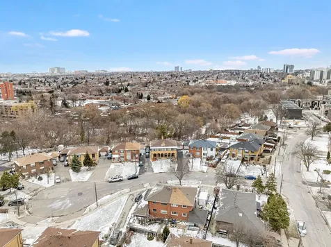 8 Sonnet Court Toronto ON M6L 1J7