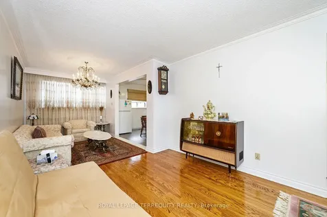 8 Sonnet Court Toronto ON M6L 1J7