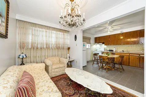 8 Sonnet Court Toronto ON M6L 1J7