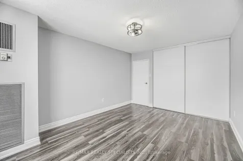 21 Knightsbridge Road Brampton ON L6T 3Y1