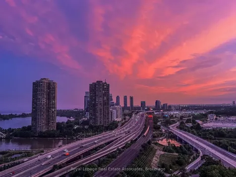 105 The Queensway N/a Toronto ON M6S 5B5