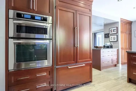 11 Morrison Creek Crescent Oakville ON L6H 4C3