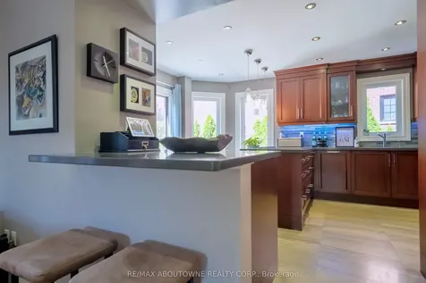 11 Morrison Creek Crescent Oakville ON L6H 4C3