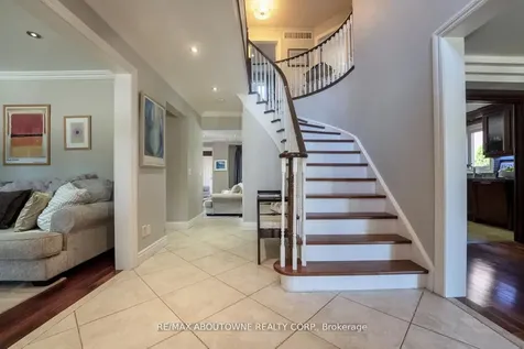 11 Morrison Creek Crescent Oakville ON L6H 4C3