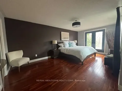 11 Morrison Creek Crescent Oakville ON L6H 4C3