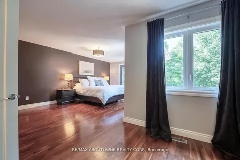 11 Morrison Creek Crescent Oakville ON L6H 4C3