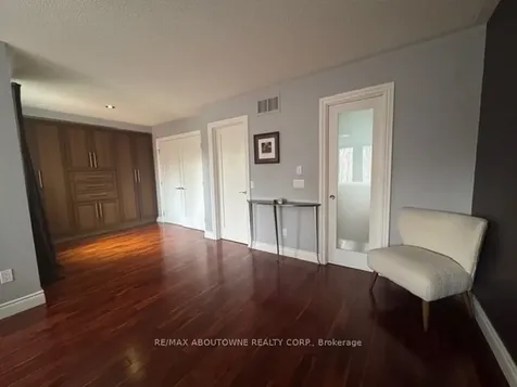 11 Morrison Creek Crescent Oakville ON L6H 4C3