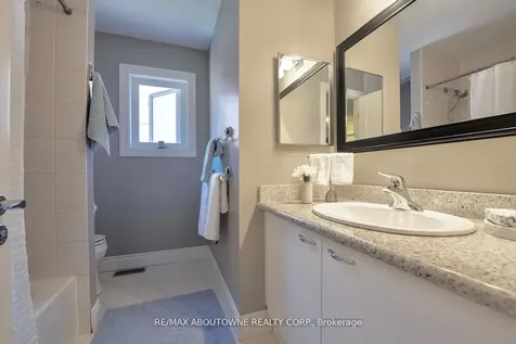 11 Morrison Creek Crescent Oakville ON L6H 4C3