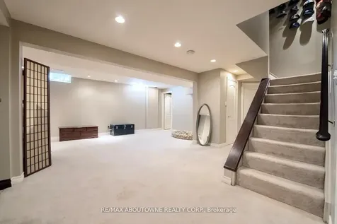 11 Morrison Creek Crescent Oakville ON L6H 4C3