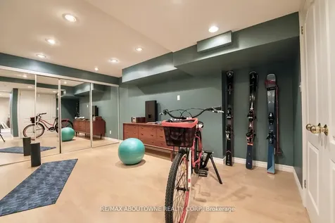 11 Morrison Creek Crescent Oakville ON L6H 4C3