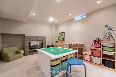 11 Morrison Creek Crescent Oakville ON L6H 4C3