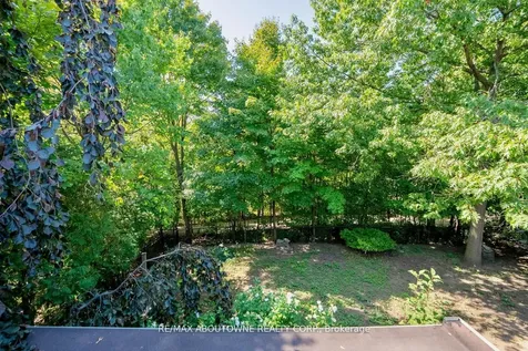 11 Morrison Creek Crescent Oakville ON L6H 4C3