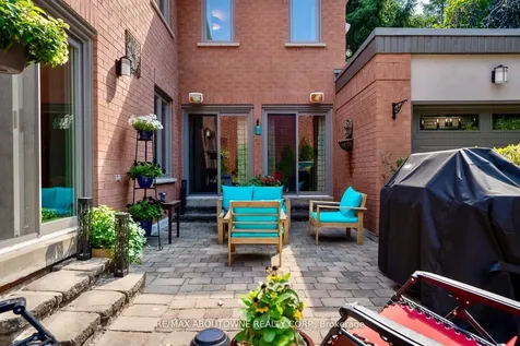 11 Morrison Creek Crescent Oakville ON L6H 4C3
