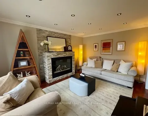 11 Morrison Creek Crescent Oakville ON L6H 4C3