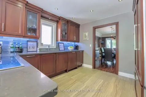 11 Morrison Creek Crescent Oakville ON L6H 4C3