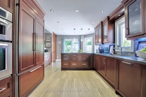 11 Morrison Creek Crescent Oakville ON L6H 4C3