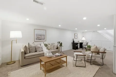 587 Timber Lane Burlington ON L7L 4B1