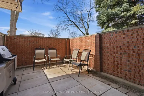 587 Timber Lane Burlington ON L7L 4B1
