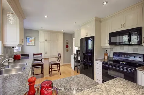 1706 Branchwood Park Mississauga ON L4W 2E6