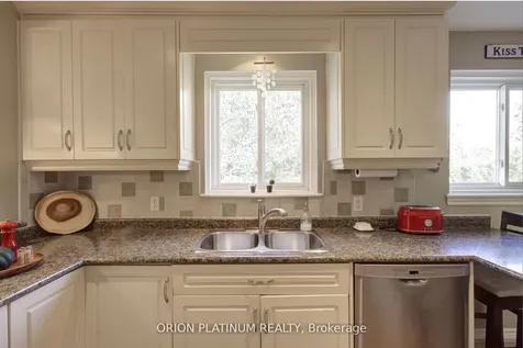 1706 Branchwood Park Mississauga ON L4W 2E6