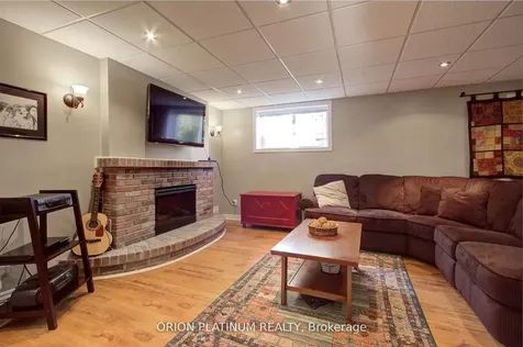 1706 Branchwood Park Mississauga ON L4W 2E6