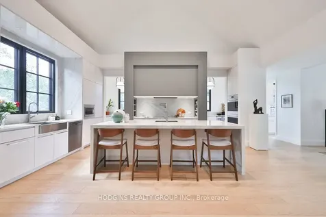 238 Mineola Road W Mississauga ON L5G 2X4