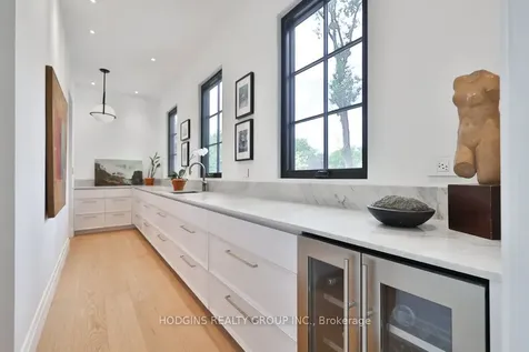 238 Mineola Road W Mississauga ON L5G 2X4
