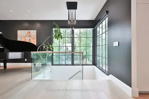 238 Mineola Road W Mississauga ON L5G 2X4
