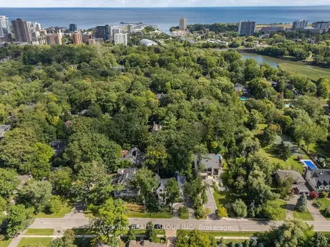238 Mineola Road W Mississauga ON L5G 2X4