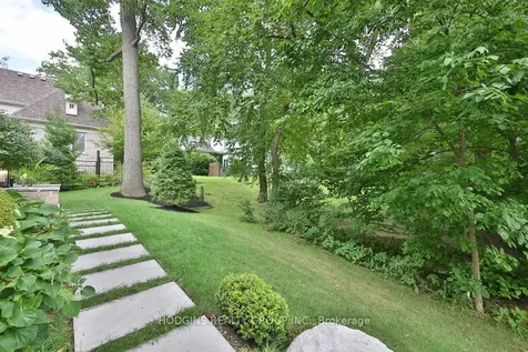 238 Mineola Road W Mississauga ON L5G 2X4