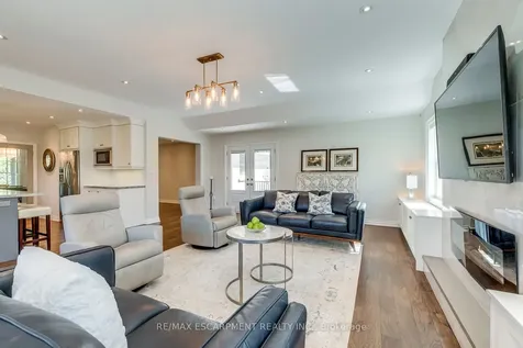 4306 Lakeshore Road Burlington ON L7L 1A8