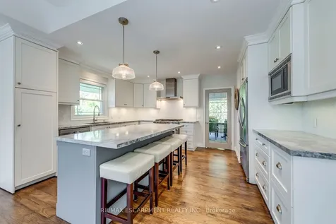 4306 Lakeshore Road Burlington ON L7L 1A8