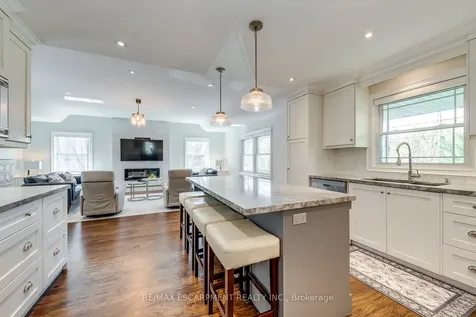 4306 Lakeshore Road Burlington ON L7L 1A8