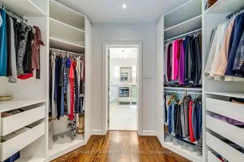 4306 Lakeshore Road Burlington ON L7L 1A8