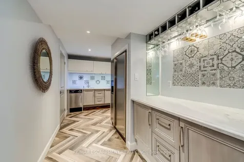 4306 Lakeshore Road Burlington ON L7L 1A8