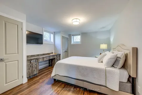 4306 Lakeshore Road Burlington ON L7L 1A8